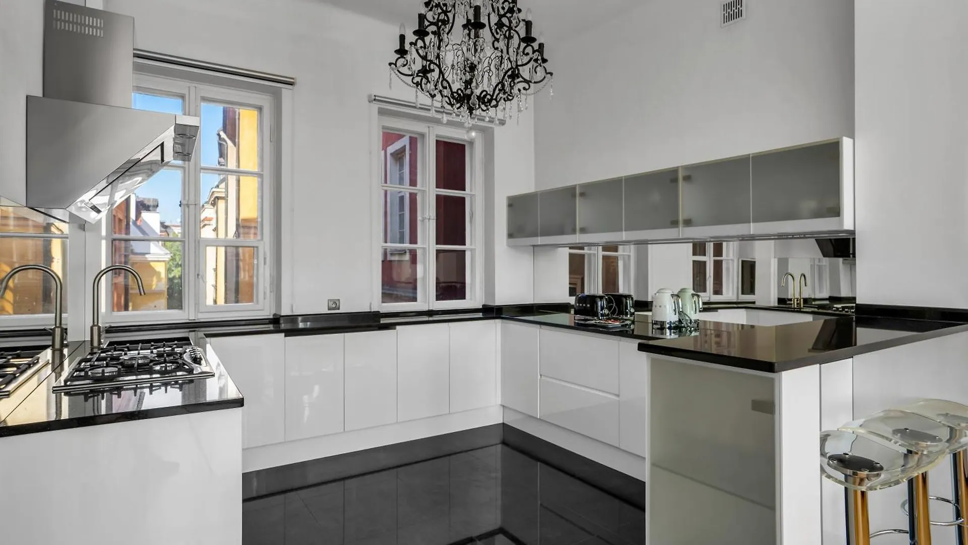 Warsaw Castle Apartments - Prime Location, Historic City Center, Castle View, Fast Internet - By Rentujemy Poland
