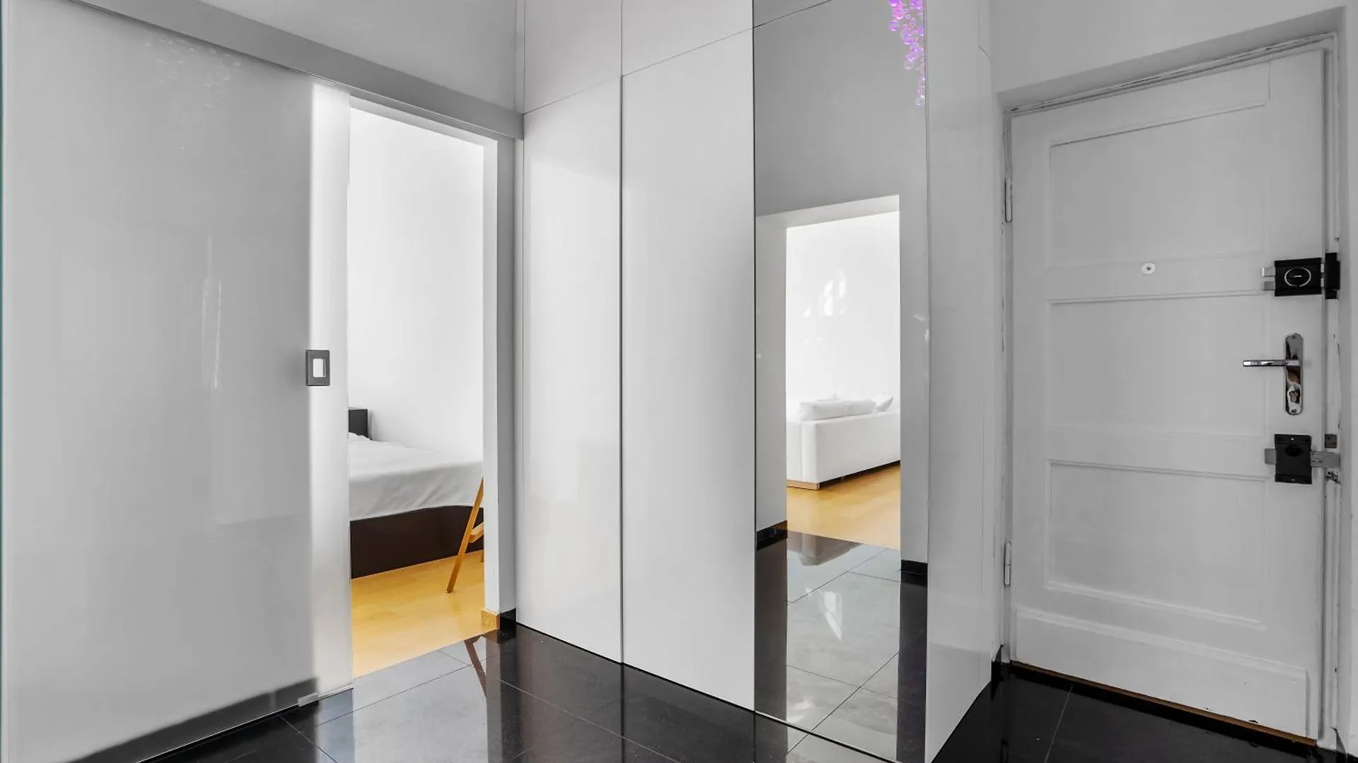 Warsaw Castle Apartments - Prime Location, Historic City Center, Castle View, Fast Internet - By Rentujemy 0*,