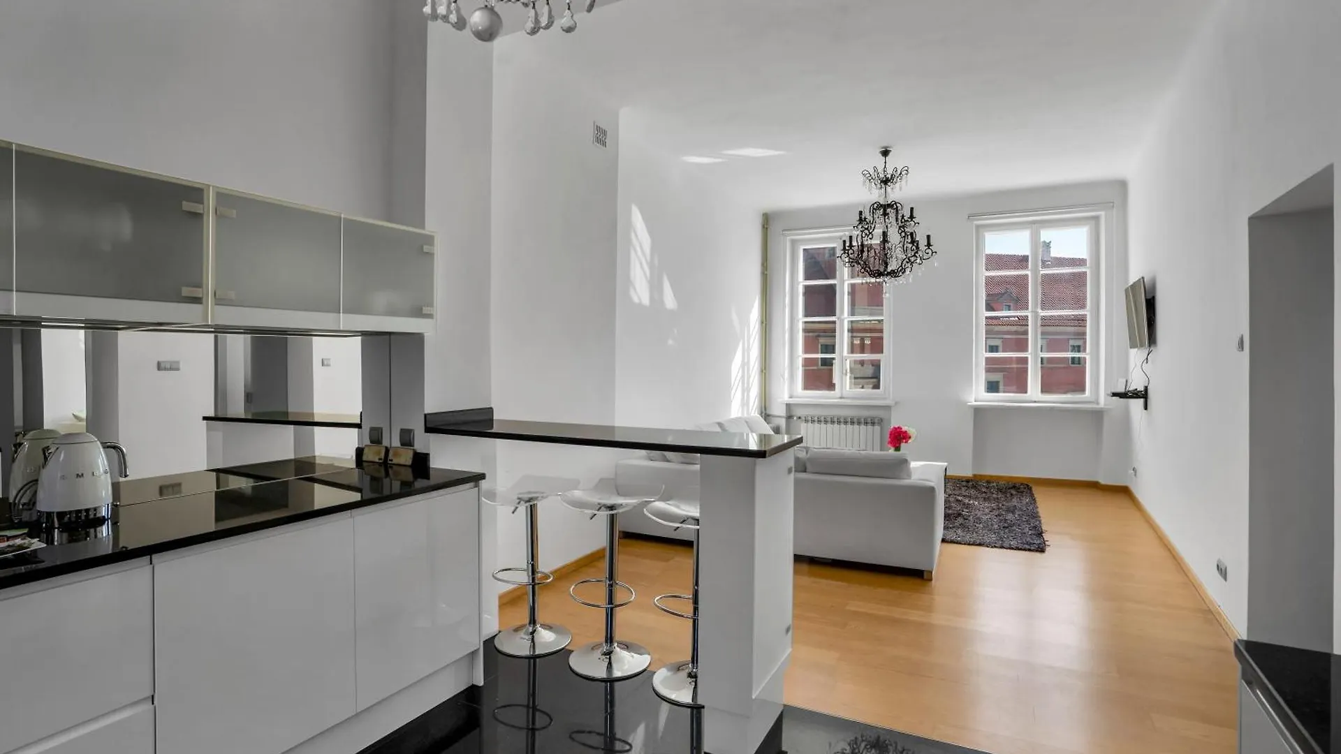 Warsaw Castle Apartments - Prime Location, Historic City Center, Castle View, Fast Internet - By Rentujemy